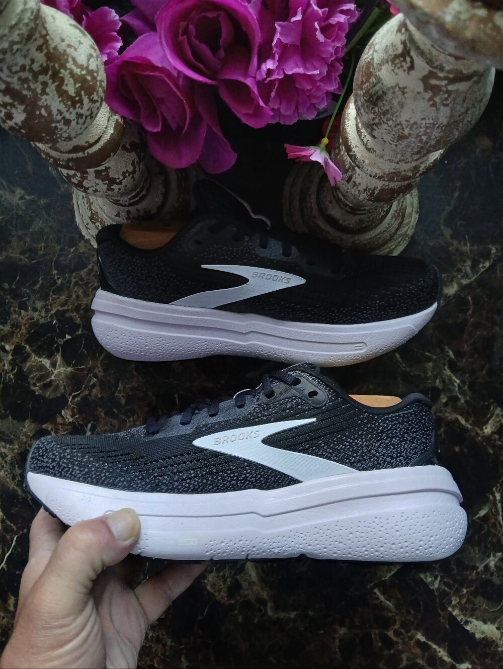 Brooks Ghost Max 2 Super Comfort/Athletic Medical Field Shoes Size 7 for Women - Picture 3 of 14